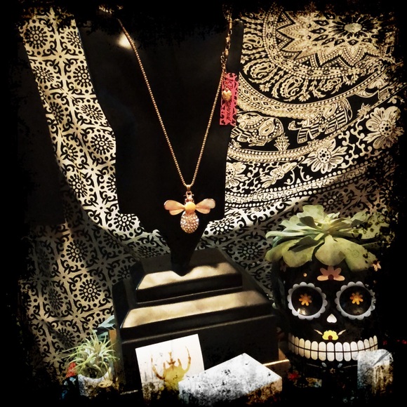 🐝NWT🐝-BETSEY JOHNSON-Rare Long Bee Necklace - Picture 1 of 7
